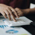 Braulio Henrique Dias Viana mostra como identificar e corrigir hábitos financeiros que sabotam seu orçamento.