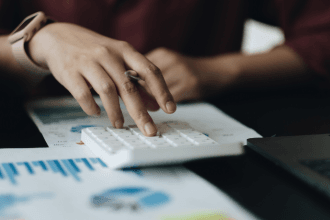 Braulio Henrique Dias Viana mostra como identificar e corrigir hábitos financeiros que sabotam seu orçamento.