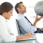 Luciano Guimaraes Tebar explica como a IA generativa está revolucionando estratégias corporativas internacionais.