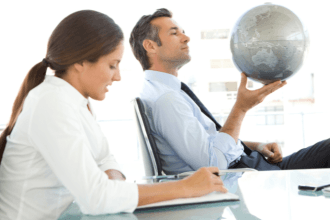 Luciano Guimaraes Tebar explica como a IA generativa está revolucionando estratégias corporativas internacionais.