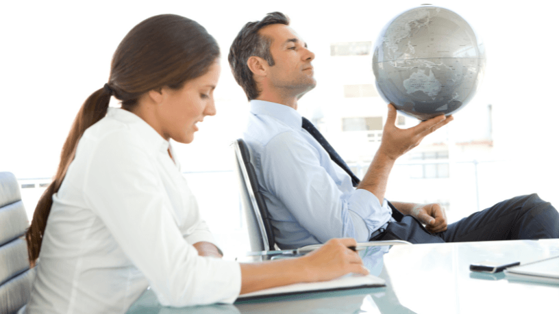 Luciano Guimaraes Tebar explica como a IA generativa está revolucionando estratégias corporativas internacionais.