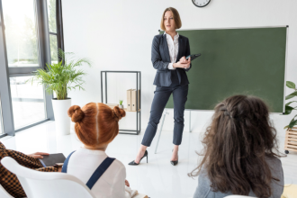 Sérgio Bento De Araújo mostra como a formação empreendedora em escolas públicas prepara jovens para inovar e transformar.