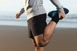 Felipe Schroeder dos Anjos explica neste artigo qual é a importância do alongamento no esporte e como ele contribui para preparar o corpo antes da prática e favorecer a recuperação após a atividade.