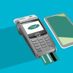 Celular com aplicativo aberto ao lado de um terminal de pagamento e um cartão, sobre fundo azul, representando uma transação financeira digital.