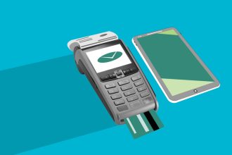 Celular com aplicativo aberto ao lado de um terminal de pagamento e um cartão, sobre fundo azul, representando uma transação financeira digital.