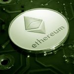 Moeda de Ethereum em close-up sobre uma placa de circuito, representando tecnologia blockchain e ativos digitais.