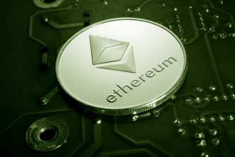 Moeda de Ethereum em close-up sobre uma placa de circuito, representando tecnologia blockchain e ativos digitais.