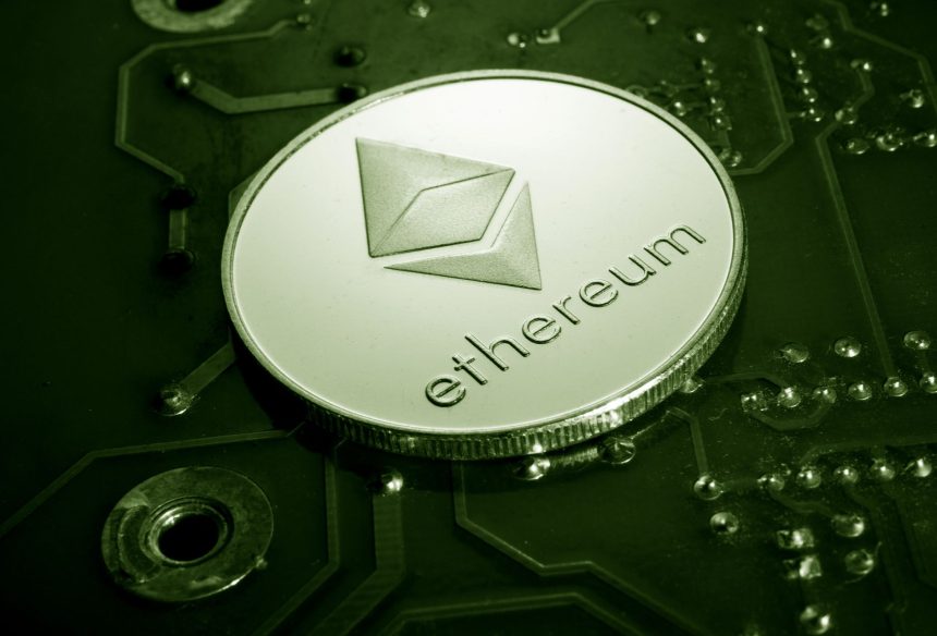 Moeda de Ethereum em close-up sobre uma placa de circuito, representando tecnologia blockchain e ativos digitais.