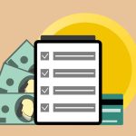 Ilustração de um tablet com marcas de confirmação ao lado de cédulas de dólar e um cartão de crédito.