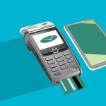 Ilustração de um terminal de pagamento, cartão e celular com aplicativo de transação sobre fundo azul